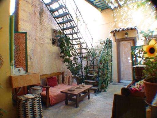Earini Rooms And Apartments - Housity