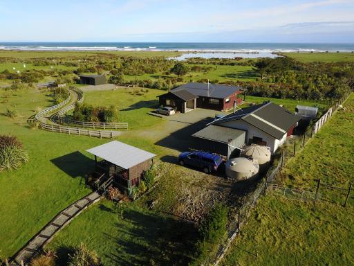 Kiwi Cabin and Homestay at Koru with hot tub - Housity