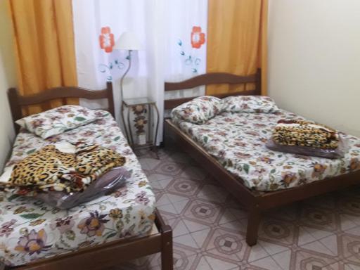 Casa Inteira a 1 Quarteirão da Basílica com garagem - Housity