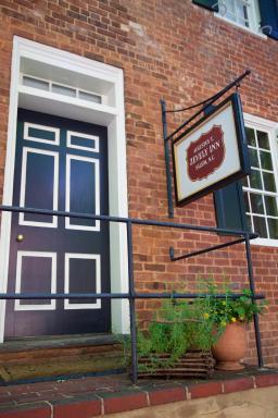 The Zevely Inn - Housity