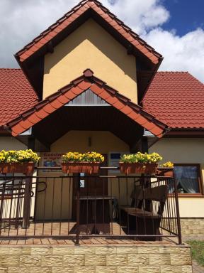 Gościniec w ogrodzie - Housity