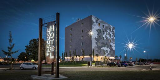 Hotel The Cube - Housity