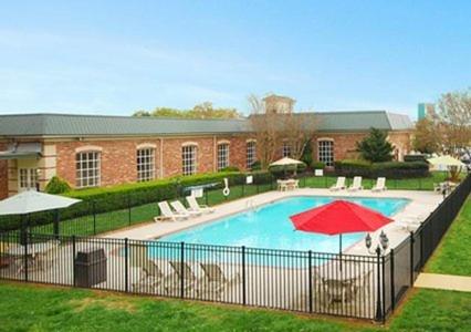 Greenville Inn & Suites - Housity