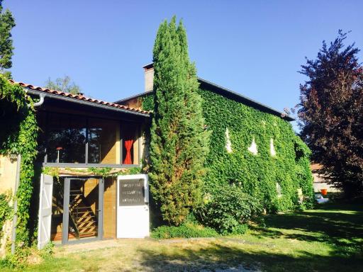 Magnificent Renovated Farmhouse - 10 Min A7 - - Housity