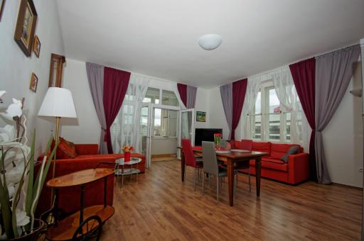 Spacious Prague View Apartment - Housity