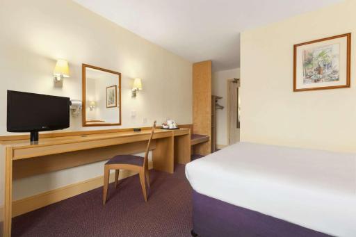 Days Inn by Wyndham Sevenoaks Clacket Lane - Housity