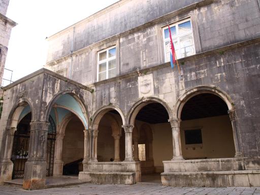 Leut Apartment - Housity