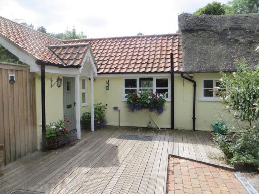 Stream Cottage, 450 year old thatched cottage - Housity