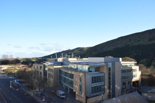 Holyrood Park - Carparking included! - Housity
