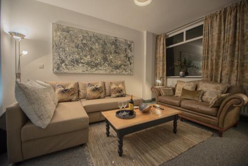 Barnston House - Heswall - spacious homely holiday home by Rework Accommodation - Housity