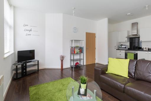 J Quarter - sleeps 5 long term & families comfortably, 4 beds, 2 bathrooms - Housity
