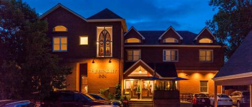 The Bradley Boulder Inn - Housity