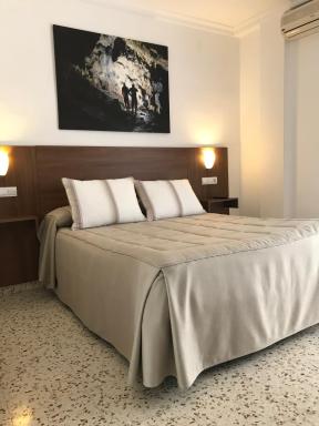 Hostal Restaurante El Cruce - Housity