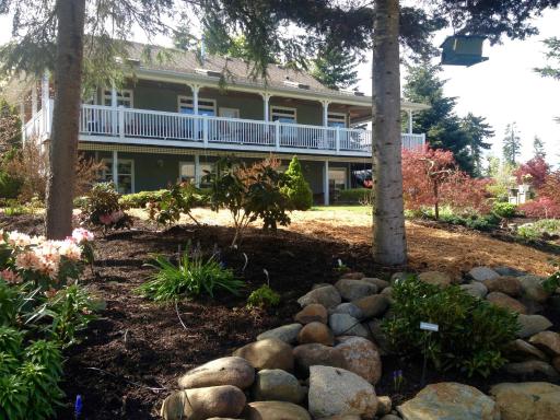 Little Bear Garden View Suites-Hummingbird - Housity