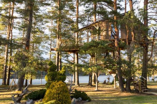 Beachfront · Private Beach Treehouse Čiekurs - Housity