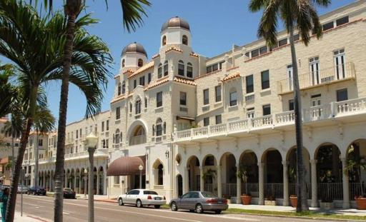 TROPICAL Palm Beach -Free Valet 2 BEDROOMS 2 BATHROOMS -OUTDOOR POOL -GARDEN- 2 BLOCKS FROM BEACH - Housity