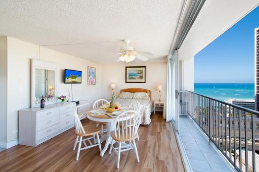 Aloha Oasis, Ocean View Studio, Near Waikiki Beach - Housity