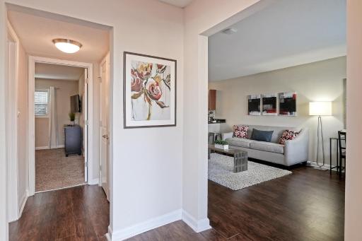 City center location with 2 4k HDTV'S & King bed - Housity