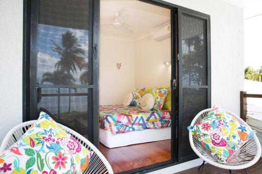 ABSOLUTE BEACHFRONT BLISS - NEWELL BEACH - 10 Metres to the Ocean - Housity