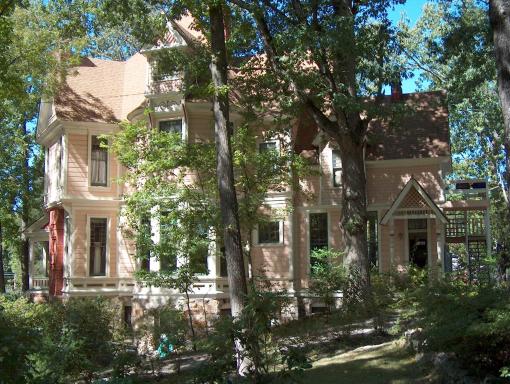 1884 Wildwood Bed and Breakfast Inn - Housity