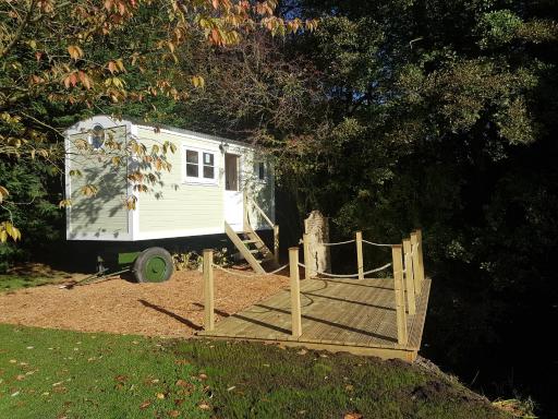 Waterside Shepherds Hut - Housity