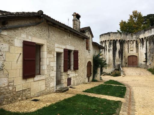 Au Pied du Chateau - Housity