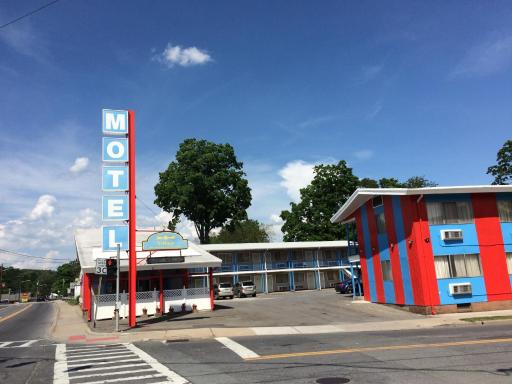 Village Motel - Housity