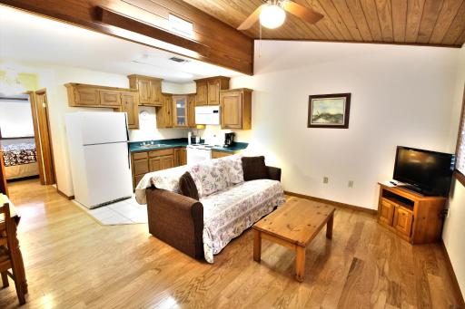 Peach Tree Inn & Suites - Housity