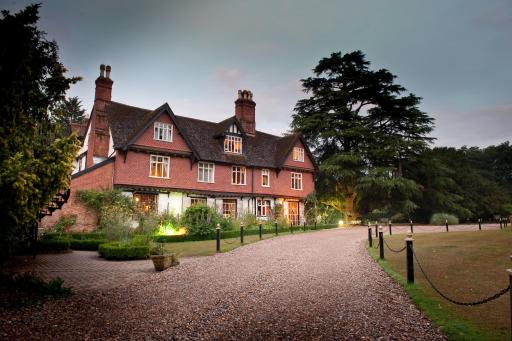 Ravenwood Hall Hotel - Housity