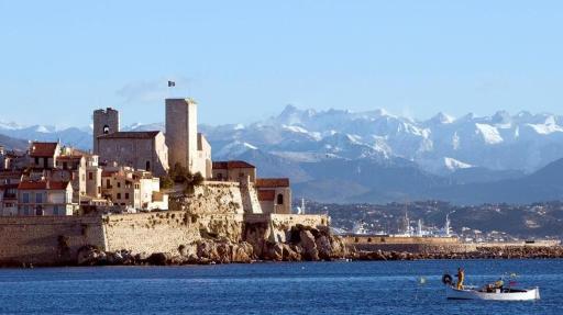 2 bedroom funky apartment in the heart of the old town of Antibes - Housity
