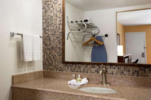 Super 8 by Wyndham Austin Downtown/Capitol Area - Housity