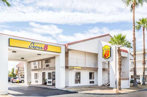 Super 8 by Wyndham Phoenix Metro North - Housity