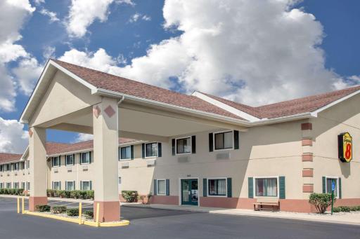 Super 8 by Wyndham Three Rivers - Housity