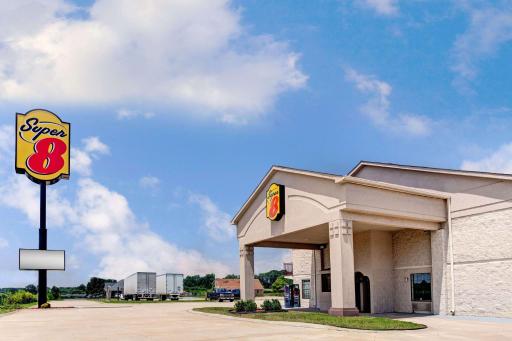 Super 8 by Wyndham Clarksville East - Housity
