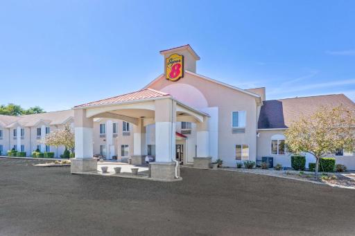 Super 8 by Wyndham Cloverdale IN - Housity