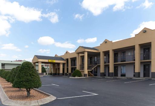 Super 8 by Wyndham Clarksville Northeast - Housity