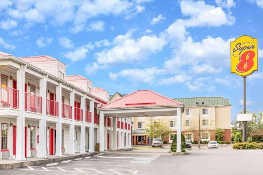 Super 8 by Wyndham Clinton TN - Housity