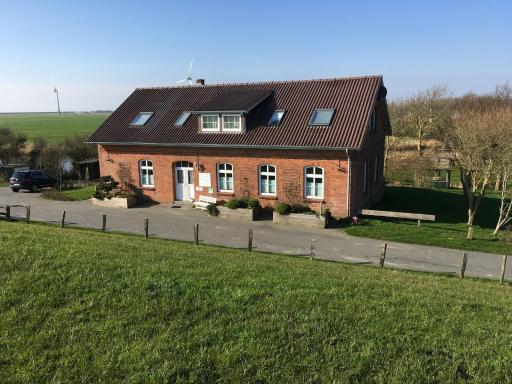 Ferienhaus Hemenswarft direkt an der Nordsee mit Meerblick - Housity