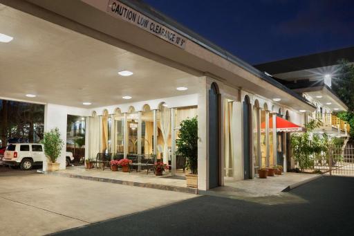 Travelodge by Wyndham Bakersfield - Housity