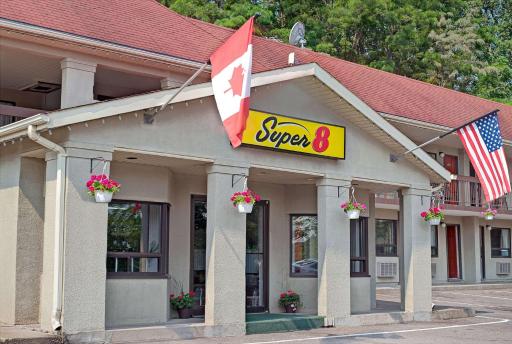 Super 8 by Wyndham Niagara Falls North - Housity