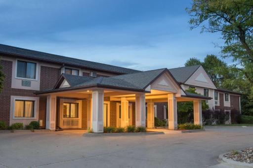 Super 8 by Wyndham Clive IA - Housity