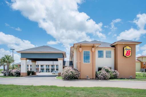 Super 8 by Wyndham Dilley TX - Housity