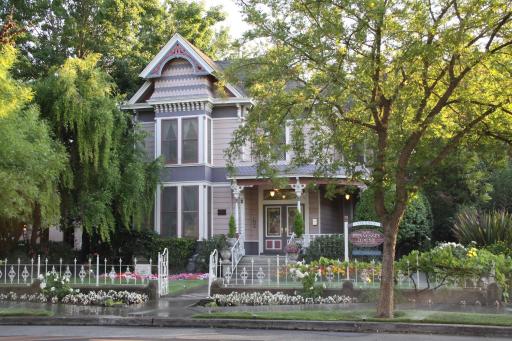 Hennessey House Bed and Breakfast - Housity
