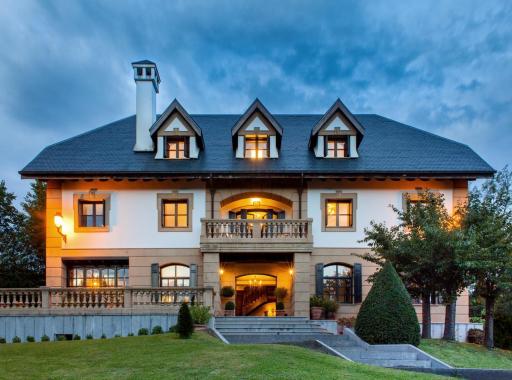 Family Home in Oiartzun with Mountain View - Housity