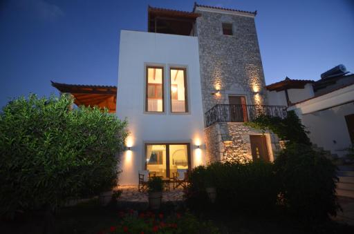 Stone Tower Retreat, Oasis of Peace - Housity