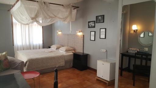 Q-Bar & Guesthouse - Housity