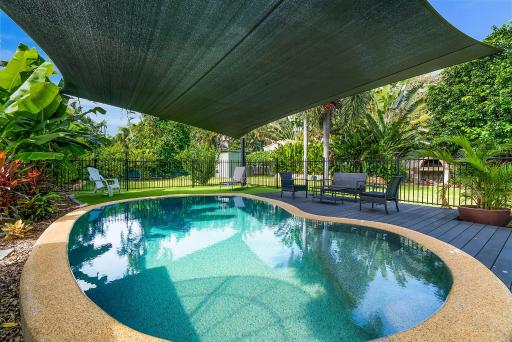 Private Pool, Big Backyard, Aircon - Paradise! - Housity