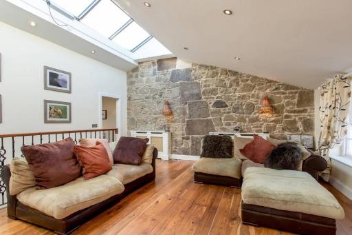 ALTIDO Spacious 3BR Mews House behind Calton Hill - Housity