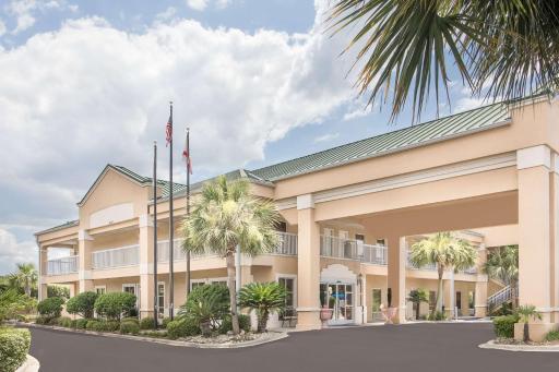 Baymont by Wyndham Crestview - Housity