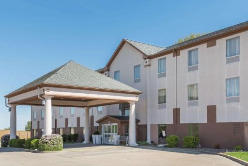 Seasons Inn & Suites Highland - Housity
